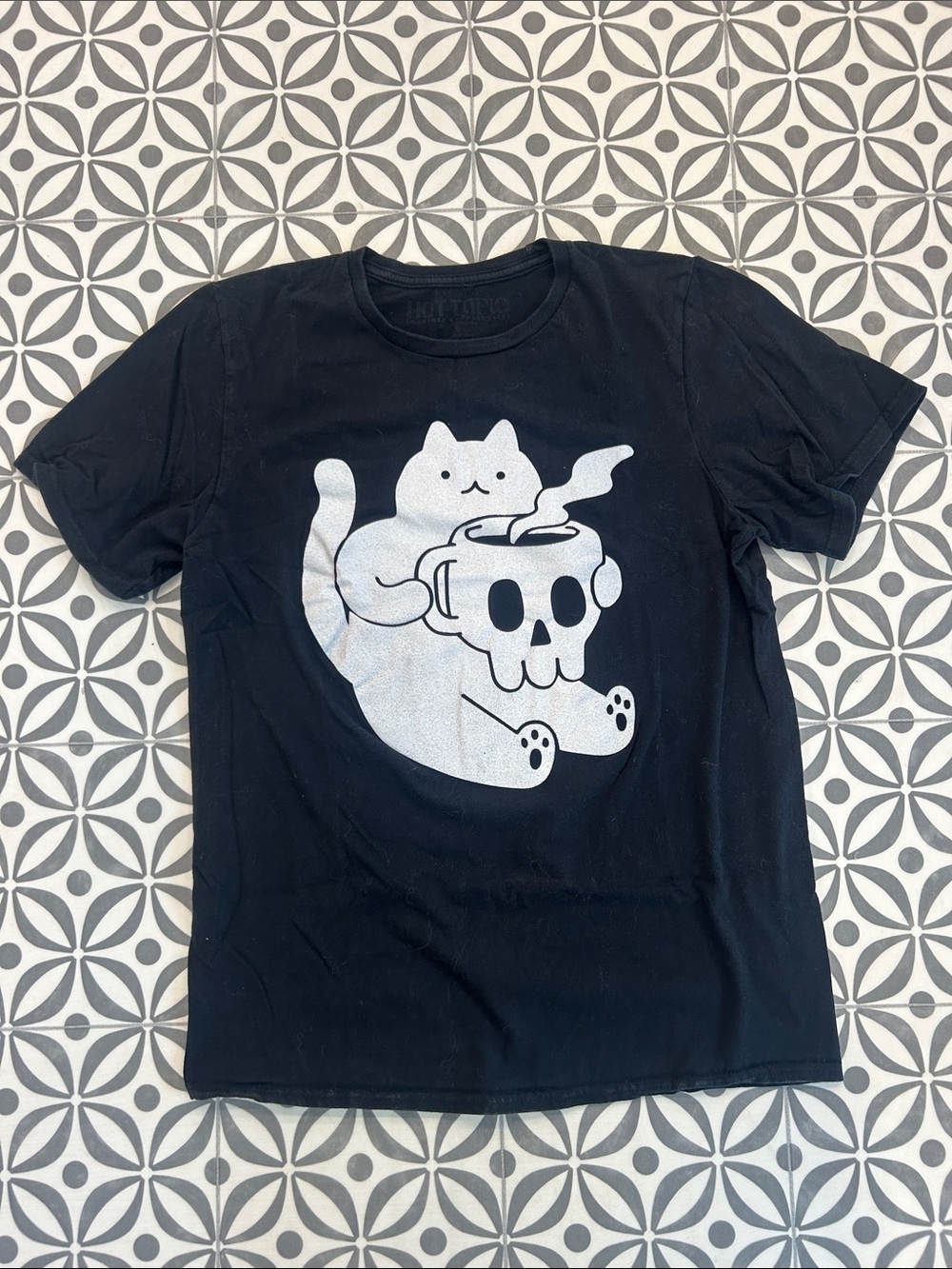 Hot Topic Black Tee with White Cat and Skull Mug Graphic